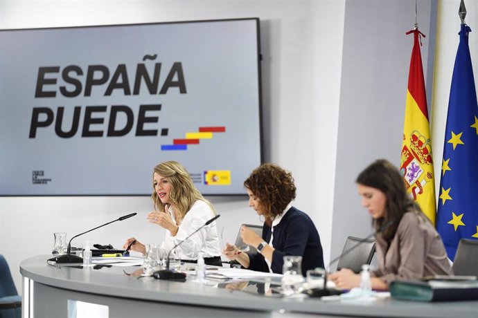 (I-D) La ministra de Trabajo, Yolanda Díaz; la ministra portavoz y de Hacienda, María Jesús Montero; y la ministra de Igualdad, Irene Montero, comparecen en rueda de prensa tras el Consejo de Ministros celebrado en Moncloa, Madrid (España), a 13 de octu