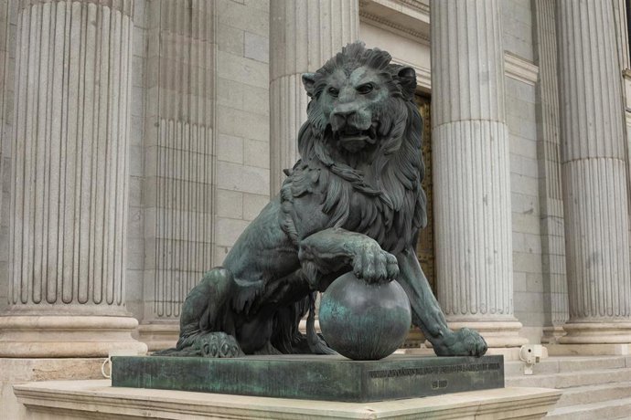Estatua de un león en la entrada del Congreso de los Diputados durante el estado de alarma decretado por el coronavirus, en Madrid (España), a 16 de marzo de 2020.
