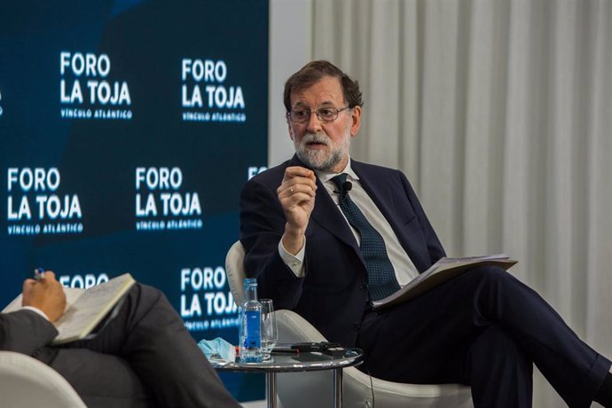 El expresidente del Gobierno, Mariano Rajoy (d), durante su intervención en un debate sobre la respuesta de Europa a la pandemia durante la segunda jornada del Foro La Toja en la Isla de La Toja, Pontevedra, Galicia (España).