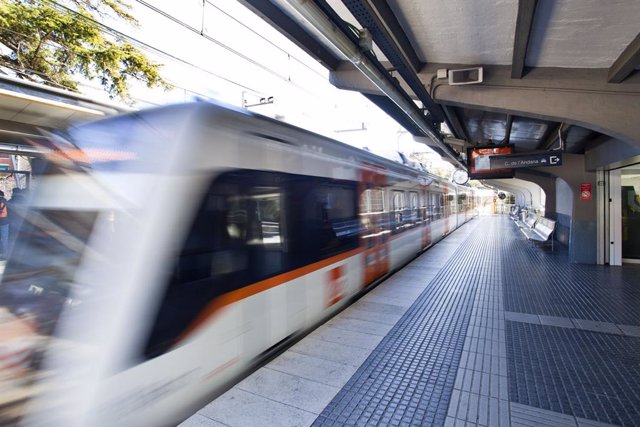 Un tren a l'estació de FGC de Sant Cugat.