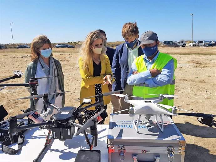 Ana Mestre viendo los drones para la actuación contra los mosquitos que transmite en virus del Nilo