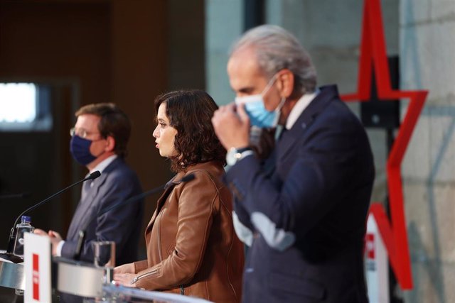 La presidenta de la Comunidad de Madrid, Isabel Díaz Ayuso (c); el alcalde de Madrid, José Luis Martínez-Almeida (i); y el consejero de Sanidad de la Comunidad de Madrid, Enrique Ruiz Escudero (d), a 13 de octubre de 2020.