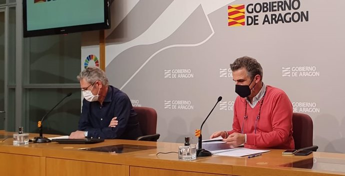 El director general de Asistencia Sanitaria del Gobierno de Aragón, José María Abad, y el director general de Salud Pública, Francisco Javier Falo, en rueda de prensa.