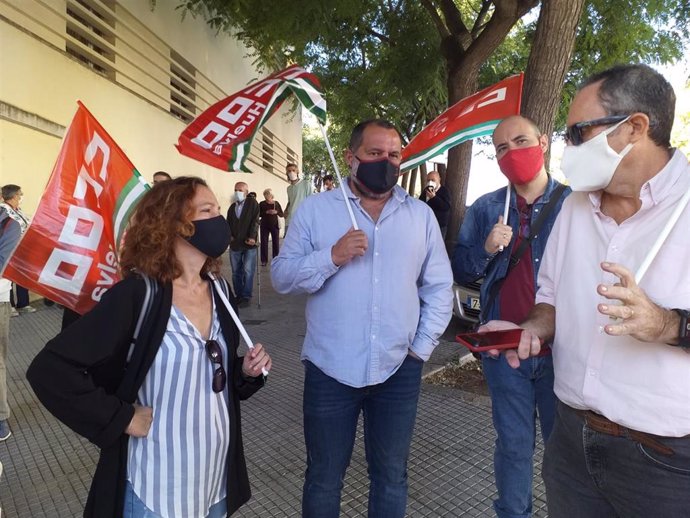 El coordinador provincial de Izquierda Unida en Huelva, Rafael Sánchez Rufo, en la concentración de los sindicatos en el centro salud Adoratrices de Huelva.