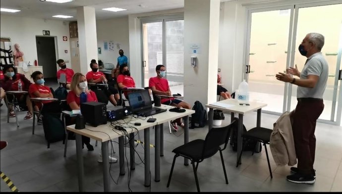 La cabeza visible de 'Canarias, 1500 km de costa', el periodista Sebastián Santana, dando una charla en un centro educativo