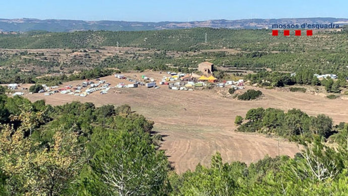 Pla general dels cotxes aparcats a la zona. (Horitzontal)