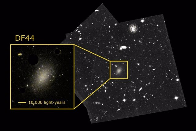 Imagen y ampliación (a color) de la galaxia ultra-difusa Dragonfly 44 tomada por el telescopio espacial Hubble.