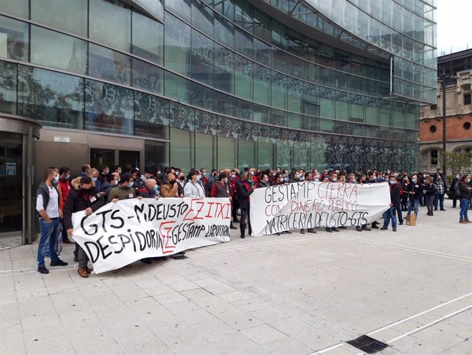 Concentración de trabajadores de Matricería Deusto y GTS en Bilbao