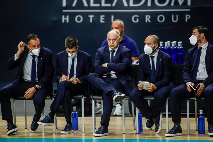 Pablo Laso sentado en el banquillo con gesto serio durante el Real Madrid-Valencia Basket de la Euroliga 2020-2021
