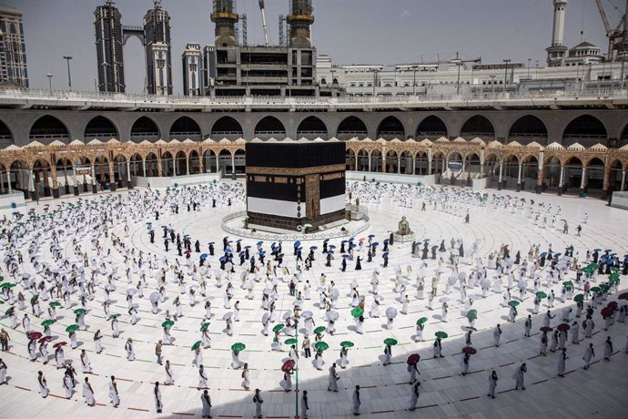 Circunvalación de la Kaaba en la Gran Mezquita de La Meca durante la peregrinación