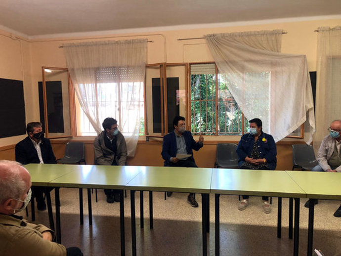 Pla obert de la reunió del secretari d'Infraestructures, Isidre Gavín, i representants de la Paeria amb els vens de la partida de Grenyana, el 13 d'octubre del 2020. (Horitzontal)