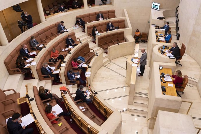 El Parlamento de Cantabria aprueba las resoluciones de PP y Cs de apoyo al Rey c