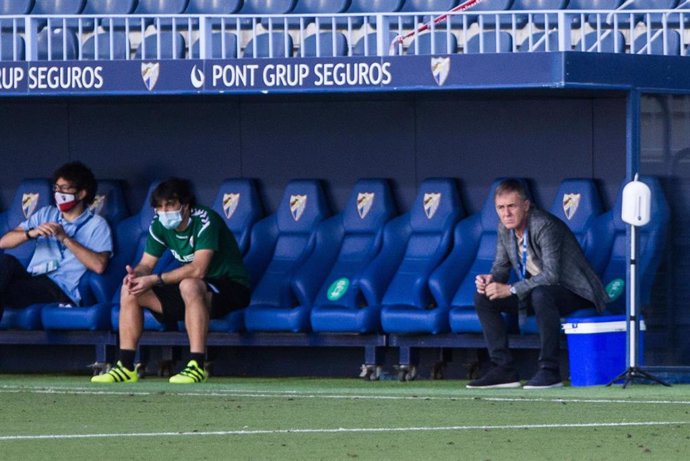 Lucas Alcaraz sentado en el banquillo de La Rosaleda de Málaga