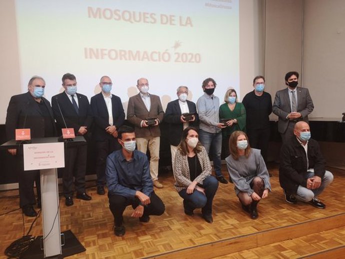 Foto de família dels guardonats amb les Mosques de la informació, el 13 d'octubre del 2020 (horitzontal)