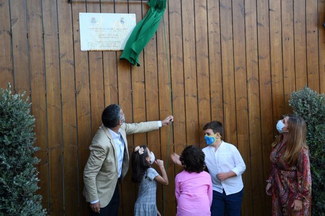 Irene García Y El Alcalde De Rota Inauguran La Sala Polivalente Federico García Lorca En La Laguna Del Moral