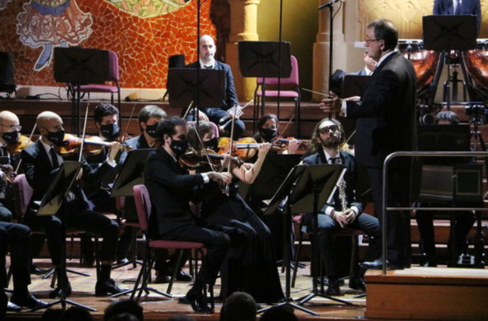 Salvador Mas dirigeix l'OCM en el concert commemoratiu dels cent anys del debut de l'Orquestra Pau Casals, al Palau de la Música. Dimarts 13 d'octubre de 2020 (HORITZONTAL)