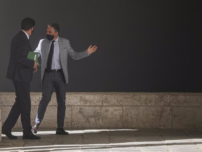 El vicepresidente de la Junta de Andalucía, Juan Marín (i), junto al consejero de Presidencia, Elias Bendodo (d), a su llegada a la rueda de prensa posterior a la reunión del Consejo de Gobierno