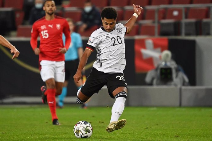 Serge Gnabry dispara a puerta en el partido Alemania-Suiza de la Liga de Naciones
