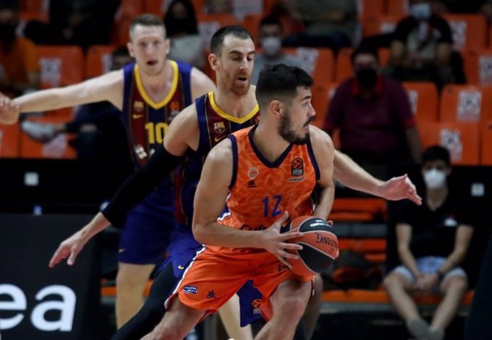 Kalinic intenta zafarse de Claver en el Valencia Basket-Bara de la Euroliga 2020-2021