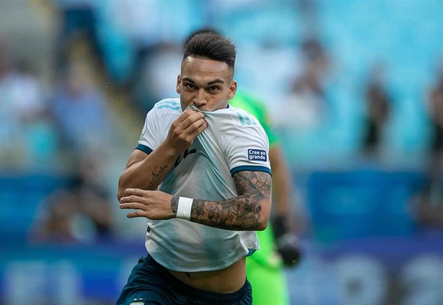 Lautaro Martínez celebra un gol con Argentina