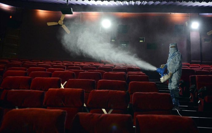 Labores de desinfección de una sala de cine en Nueva Delhi ante la inminente reapertura deestos espacios este jueves.