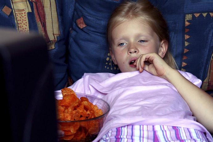 Limitar la publicidad en televisión pueden reducir la obesidad infantil