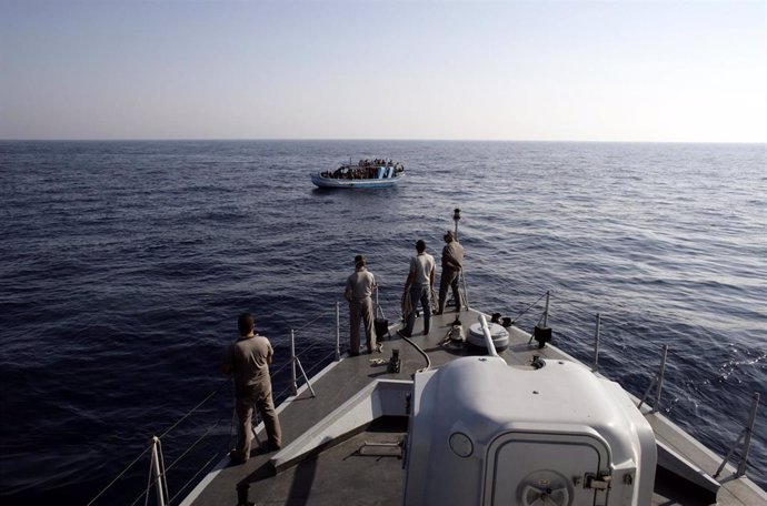 Imagen de archivo de un rescate a una embarcación de migrantes en el Mediterráneo.