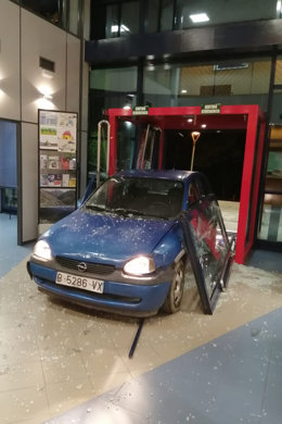 Pla general del vehicle encastat contra l'entrada de la comissaria de Mossos de Ripoll el 14 d'octubre del 2020. (horitzontal)