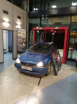 El cotxe encastat a la comissaria dels Mossos de Ripoll