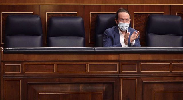 El vicepresidente segundo del Gobierno, Pablo Iglesias, aplaude durante una nueva sesión de control en el Congreso