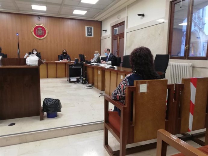 La exalcaldesa de Ses Salines, en el juicio en la Audiencia Provincial por presuntamente hostigar a dos funcionarios que la habían denunciado.