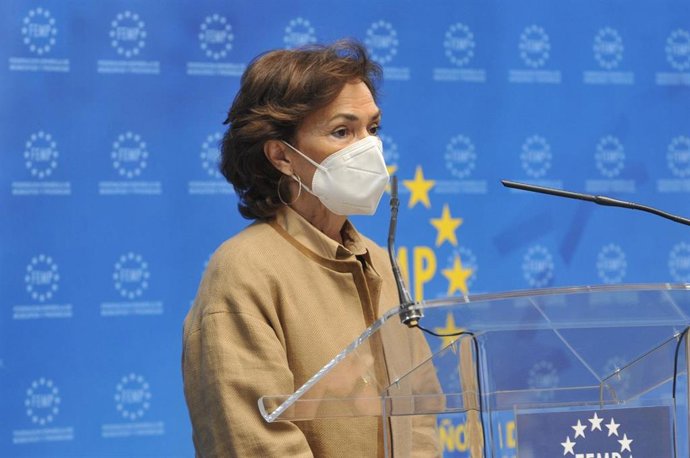 La vicepresidenta primera del Gobierno y ministra de Presidencia, Relaciones con las Cortes y Memoria Democrática, Carmen Calvo, durante su reunión con el presidente de la FEMP y alcalde de Vigo, Abel Caballero.