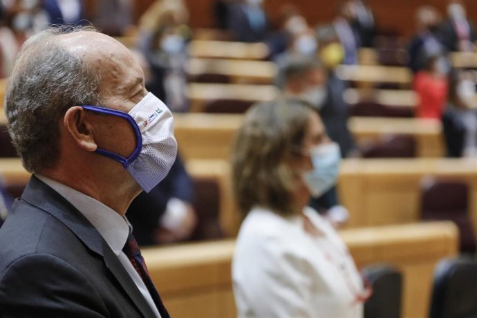 El ministro de Justicia, Juan Carlos Campo; y la vicepresidenta cuarta del Gobierno y ministra para la Transición Ecológica y el Reto Demográfico, Teresa Ribera, guardan un minuto de silencio en recuerdo a las últimas víctimas de violencia de género al 