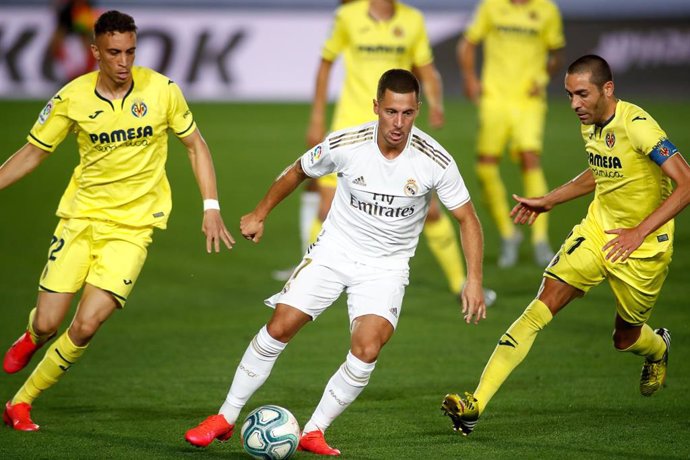 Chakla (izda) persigue a Eden Hazard en el Real Madrid-Villarreal de LaLiga Santander 2019-2020