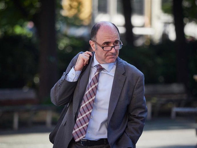 El consejero de Desarrollo Económico y Empresarial del Gobierno de Navarra, Manuel Ayerdi, a su llegada minutos antes del pleno en el Parlamento de Navarra 