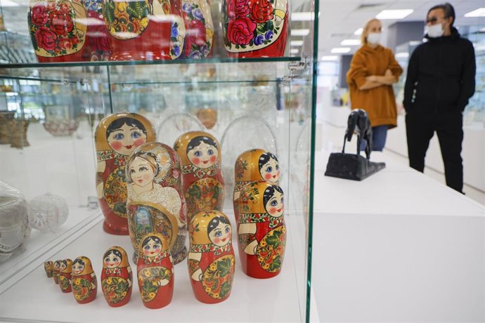 Dos personas con mascarilla visitando una exposición en Moscú