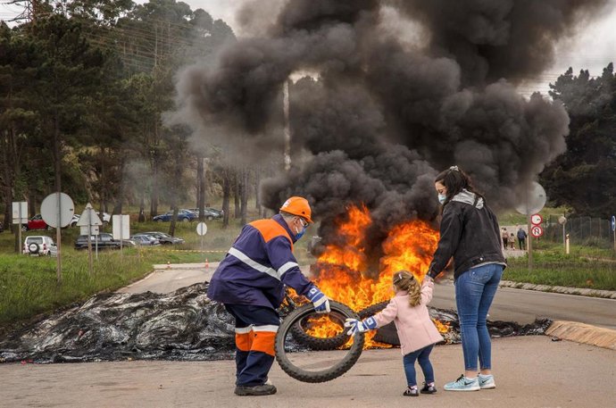 Marcha de estudiantes de secundaria en defensa de la fábrica de aluminio Alcoa en San Cibrao, Lugo, a 11 de octubre de 2020.