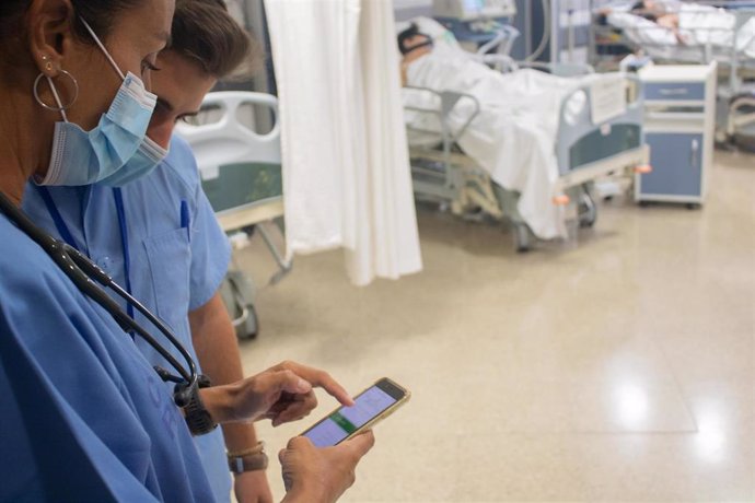 Especialistas de Virgen del Rocío publican el primer manual clínico de urgencias digital y accesible en móvil
