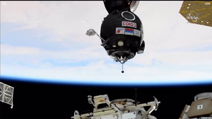 Una Soyuz tripulada alcanza la Estación Espacial en solo dos órbitas