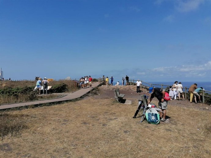 Turistas en el Cabo peñes, en Gozón.