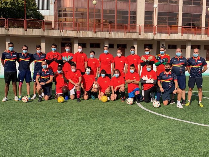 La selección española de fútbol-5 para ciegos posa antes de un entrenamiento