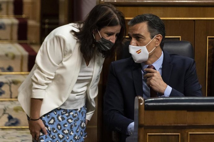 El presidente del Gobierno, Pedro Sánchez, habla con la portavoz del PSOE en el Congreso, Adriana Lastra