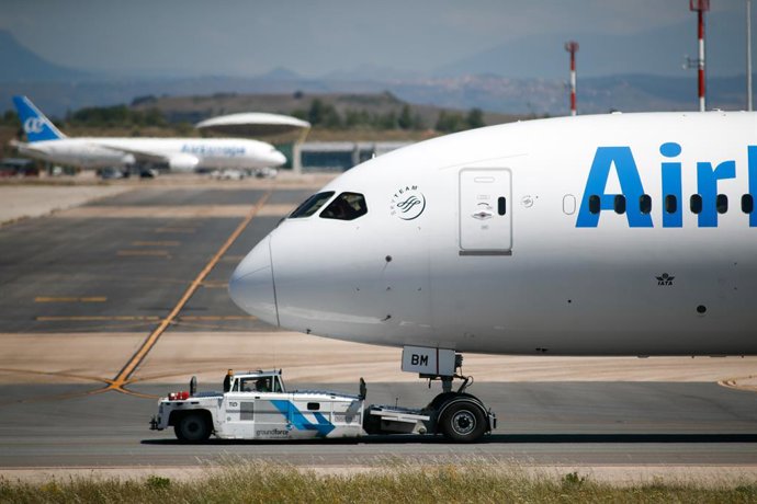 Un avión de Air Europa remolcado por la pista en la terminal 4 del Aeropuerto de Madrid-Barajas Adolfo Suárez 