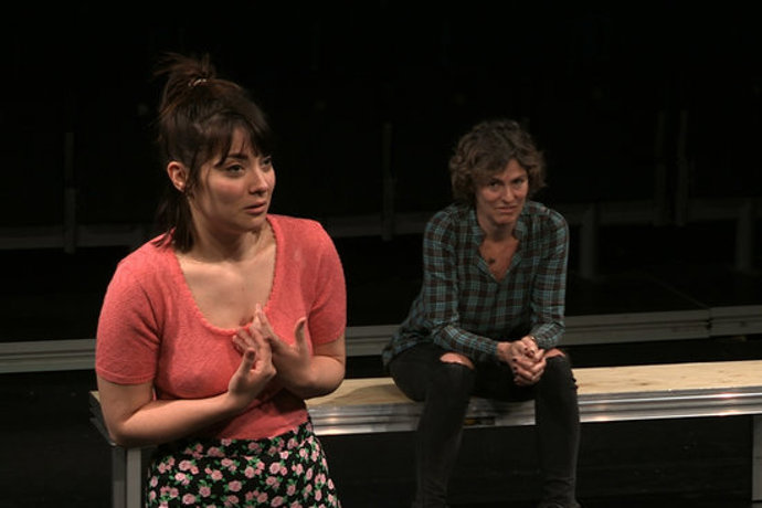 Pla tancat de l'actriu Melissa Salvatierra amb Mnica López de fons interpretant un fragment de 'La Gavina'. Imatge cedida a l'ACN el 14 d'octubre de 2020 (Horitzontal)