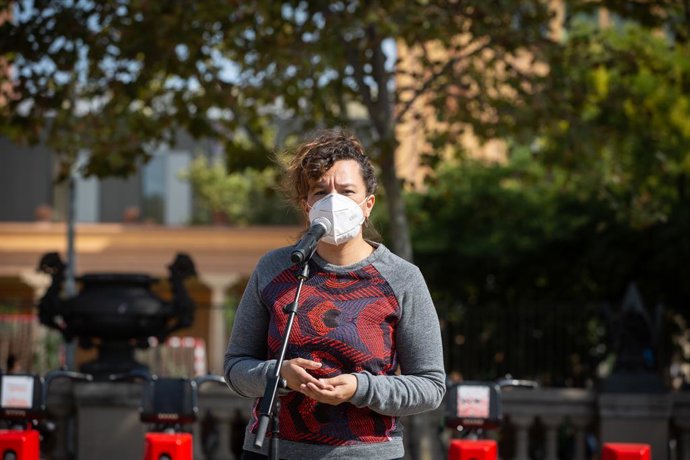 La diputada de la CUP al Parlament, Natalia Sánchez, en un acte d'mnium Cultural a l'Arc de Triomf. Barcelona, Catalunya (Espanya), 1 d'octubre del 2020. 