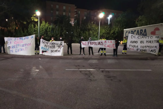 Pla general de treballadors de Bergé Logística protestant a les portes de Saint-Gobain, el 14 d'octubre del 2020 (horitzontal)