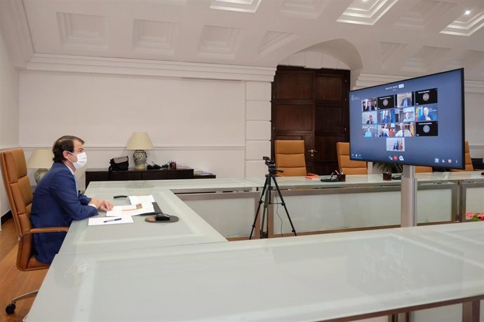 El presidente de la Junta, Alfonso Fernández Mañueco, durante la reunión telemática con los alcaldes de capitales de provincia.