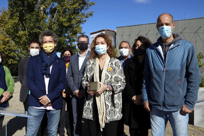 Pla obert on es pot veure la consellera de Justícia, Ester Capella, amb la pedra Stolperstein que s'installar amb motiu del 80 aniversari de l'afusellament de l'expresident Companys, acompanyada d'autoritats, el 14 d'octubre de 2020. (Horitzontal)