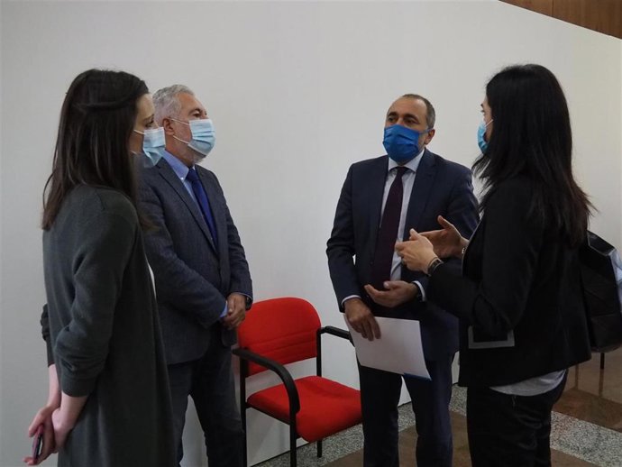 El conselleiro de Sanidade, Julio García Comesaña, con el presidente del Parlamento de Galicia, Miguel Ángel Santalices, y las diputadas Paula Prado (PP) y Olalla Rodil (BNG) en los pasillos del Pazo do Hrreo