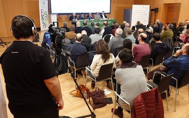 Euskaltzaindiaren jardunaldi bat, covid-19aren aurreko egoeran